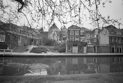 121833 Gezicht over de Oudegracht en op de Twijnstraat aan de Werf te Utrecht met links de Wijde Watersteeg; op de ...